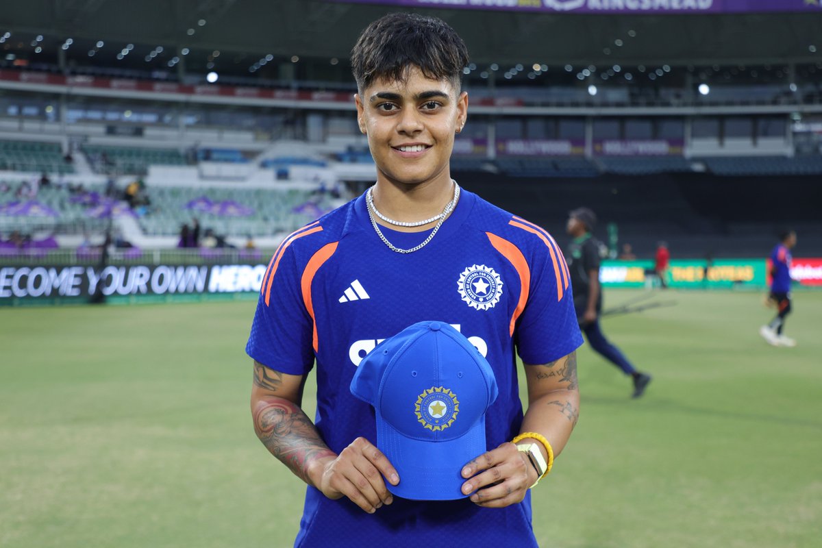 BCCIWomen's tweet image. That debut feeling 🇮🇳👏

Congratulations to Kashvee Gautam who received her T20I debut cap from Captain Harmanpreet Kaur 👌

Updates ▶️ bit.ly/SAWvINDW-1stT2…

#TeamIndia | #SAvIND | @ImHarmanpreet