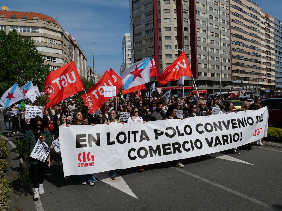 galizaCIG's tweet photo. 📢Miles de traballadoras/as do gran comercio mobilízanse contra a perda de dereitos do convenio estatal ARTE 
  💪A xornada de folga convocada pola CIG rexistra un seguimento masivo e deixa tendas pechadas ou cunha actividade a mínimos
 ℹ️https://t.co/mI8PHC8Pno https://t.co/iQEOZd5frL