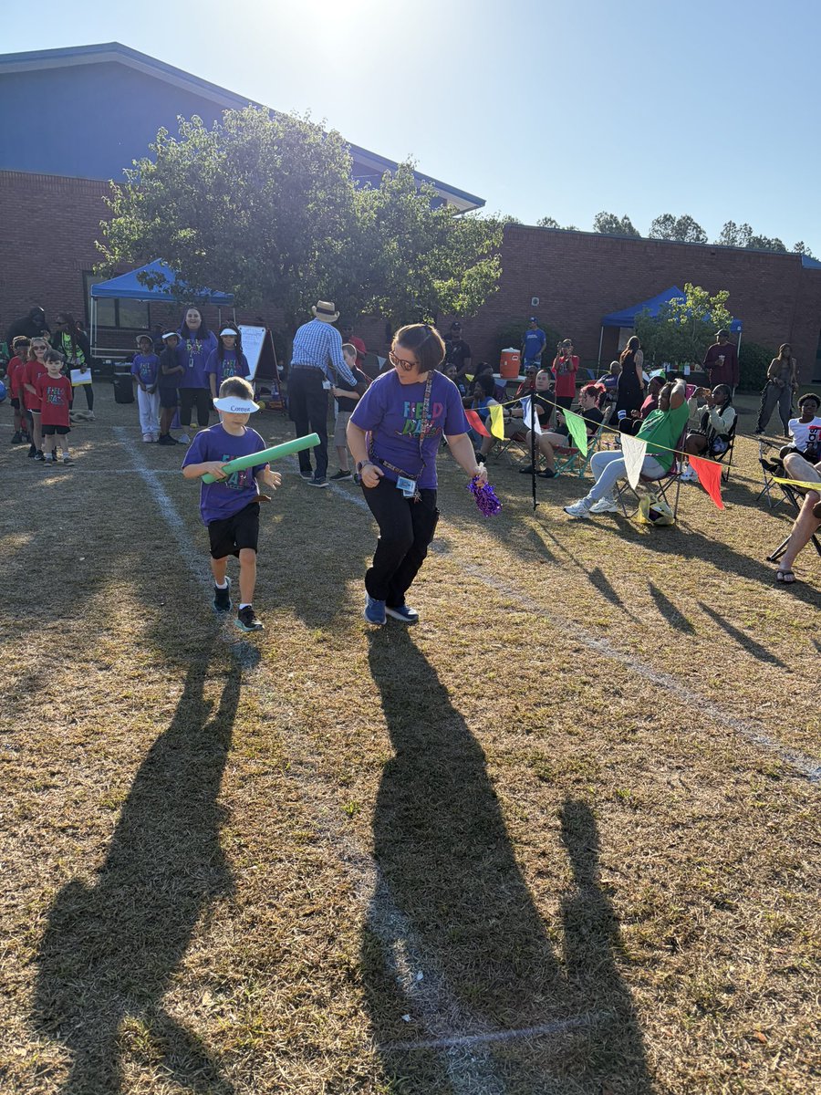 kdurrence_tce's tweet image. 📢TCE Field Day!!!📢 #Kinder #1stgrade #snowconerelay #sackrace #funinthesun @LibertyCoSchool @Tigers_TCE @GilmoreKenyatta @Thamilton_tce @kkitchings_tce @eparkertce