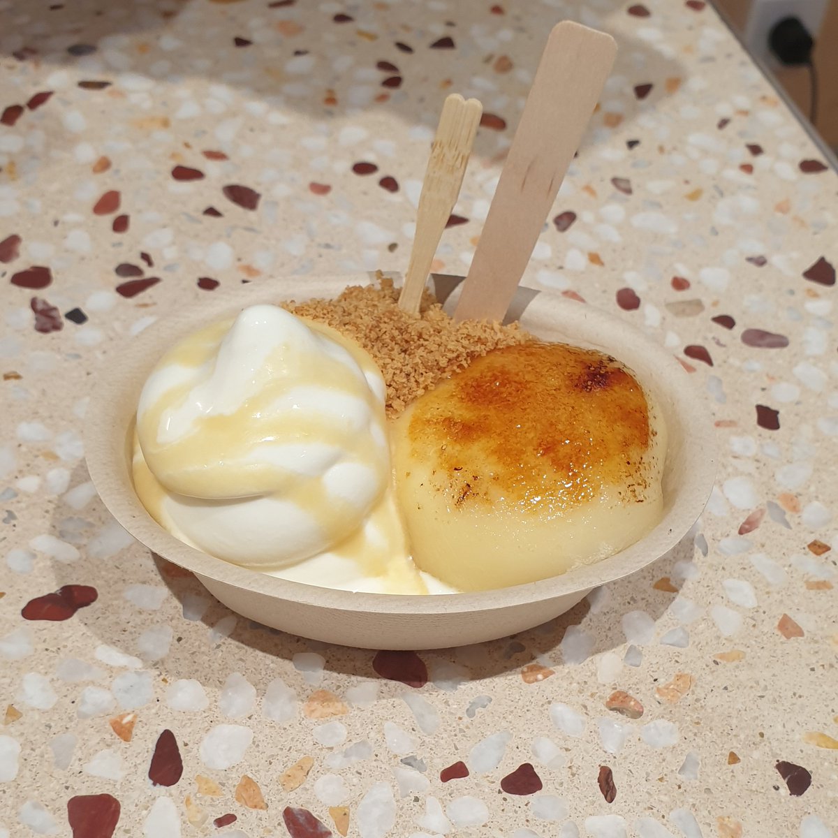 xlsxray's tweet photo. Acaii enak banget wey. 

Es krim yg manis creamy nyampun sm cheesecake yg asin ditambah crumble dan kenyalnya mochi, rame bgt di mulut https://t.co/CUhFNz2QwA