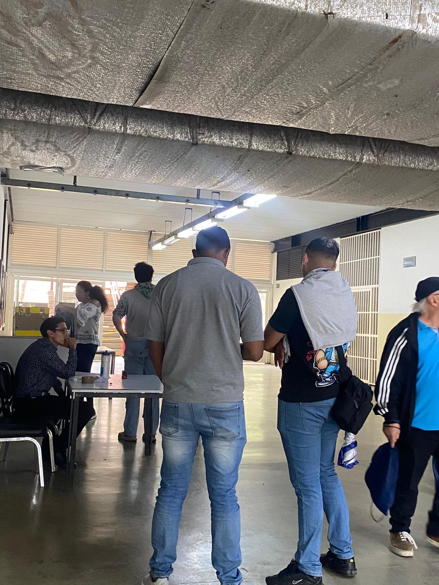 VivaLaUCV's tweet image. #AlMomento | En cumplimiento del Art. 135, parágrafo segundo de los Estatutos de la FCU, la Comisión Electoral Estudiantil lleva a cabo la consulta en la Escuela de Educación para modificar el sistema de adjudicación de cargos. Esta solicitud, promovida por el Centro de