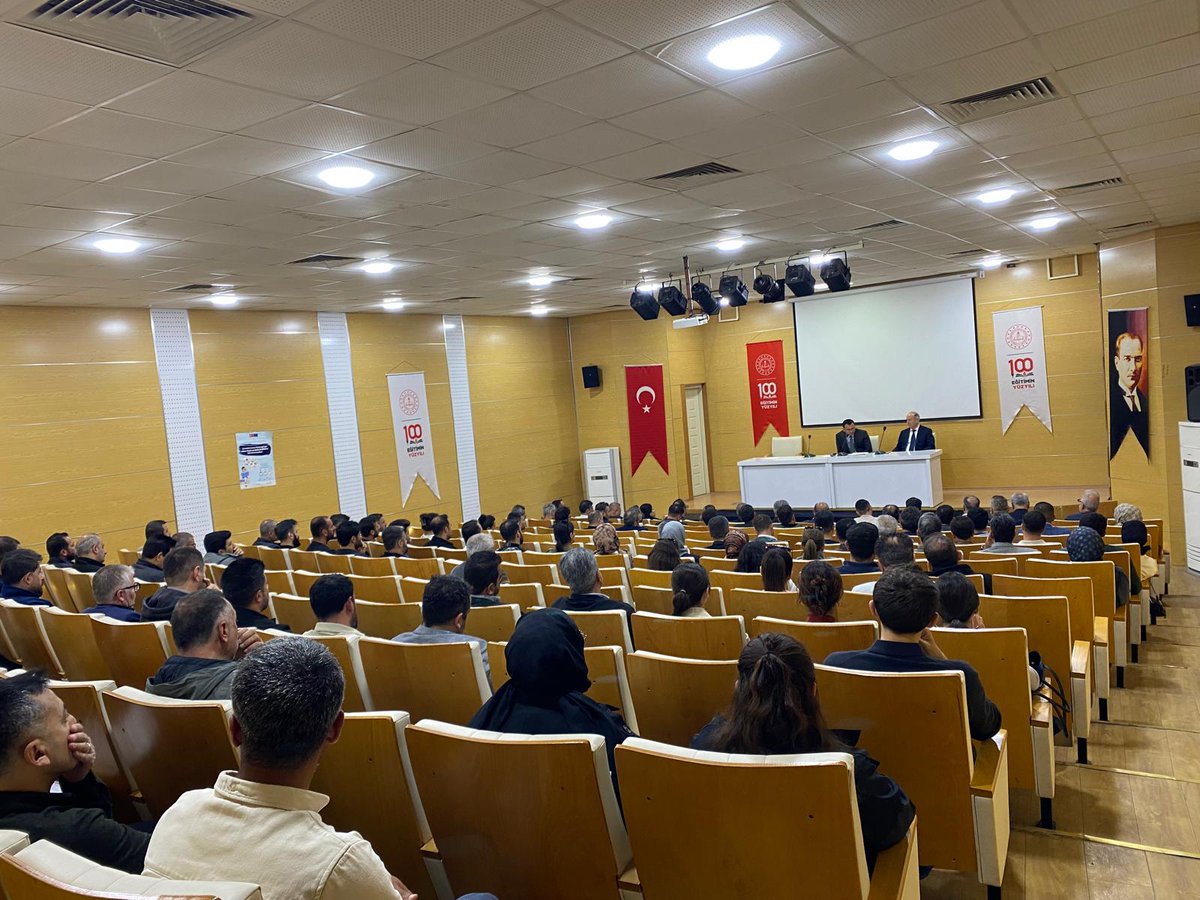 bismilmem's tweet photo. İlçe Milli Eğitim Müdürümüz Sayın Abdulaziz DOĞAN başkanlığında; Şube Müdürümüz  Aydin OKAN ile tüm resmi/özel okul/kurum müdürlerimizin katılımıyla toplantı gerçekleştirildi.

Toplantıda; eğitim kurumlarımızda güvenli, sağlıklı ve disiplinli eğitim ortamlarının sürdürülebilirliği, kriz durumlarına hazırlık süreçleri, rehberlik ve psikolojik danışma hizmetlerinin etkinliği ile öğrenci, öğretmen ve veli iş birliğinin artırılmasına yönelik hususlar kapsamlı şekilde ele alındı.

Ayrıca; sahadaki mevcut durum, karşılaşılan sorunlar, çözüm odaklı yaklaşımlar ve alınabilecek ilave tedbirlere ilişkin değerlendirmelerde bulunularak, uygulamada birlik ve koordinasyonun güçlendirilmesine yönelik karşılıklı görüş alışverişi gerçekleştirildi.

@tcmeb @RecepHasar44 @Diyarbakirmem @sadoglu_salih @dogan_azz
