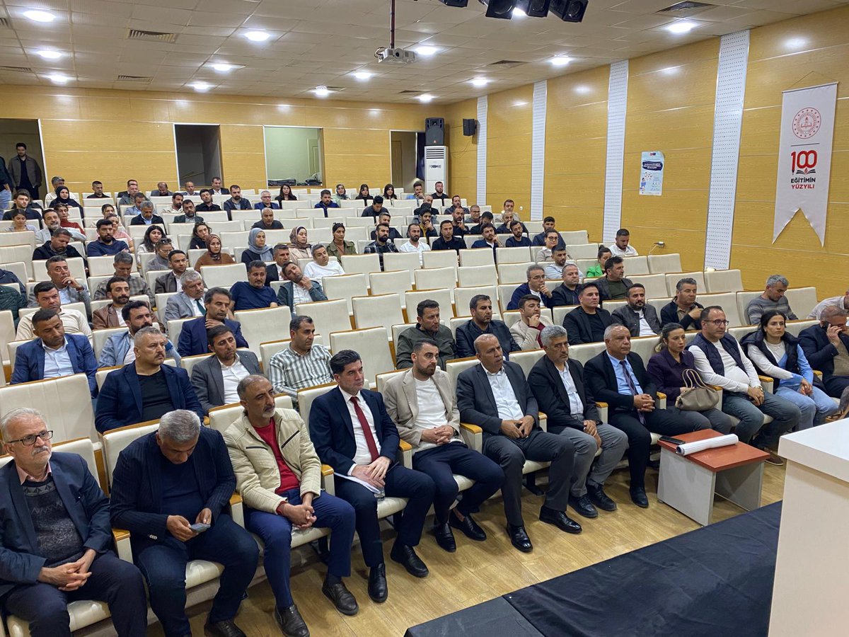 bismilmem's tweet photo. İlçe Milli Eğitim Müdürümüz Sayın Abdulaziz DOĞAN başkanlığında; Şube Müdürümüz  Aydin OKAN ile tüm resmi/özel okul/kurum müdürlerimizin katılımıyla toplantı gerçekleştirildi.

Toplantıda; eğitim kurumlarımızda güvenli, sağlıklı ve disiplinli eğitim ortamlarının sürdürülebilirliği, kriz durumlarına hazırlık süreçleri, rehberlik ve psikolojik danışma hizmetlerinin etkinliği ile öğrenci, öğretmen ve veli iş birliğinin artırılmasına yönelik hususlar kapsamlı şekilde ele alındı.

Ayrıca; sahadaki mevcut durum, karşılaşılan sorunlar, çözüm odaklı yaklaşımlar ve alınabilecek ilave tedbirlere ilişkin değerlendirmelerde bulunularak, uygulamada birlik ve koordinasyonun güçlendirilmesine yönelik karşılıklı görüş alışverişi gerçekleştirildi.

@tcmeb @RecepHasar44 @Diyarbakirmem @sadoglu_salih @dogan_azz