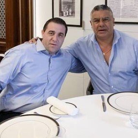Un fiscal federal de Santiago del Estero, Pablo Simón, pidió la detención e indagatoria del presidente de la AFA Chiqui Tapia, y del tesorero Pablo Toviggino, por los delitos de asociación ilícita agravada y lavado de activos.