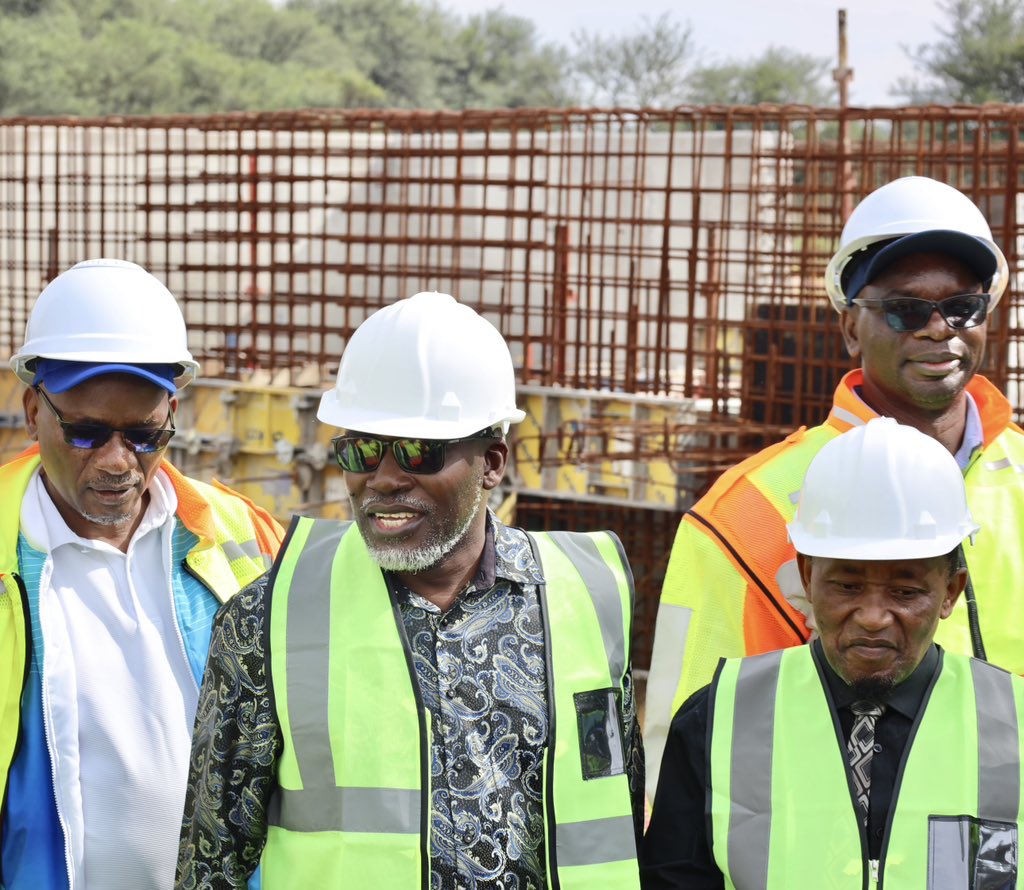 Rand_Water's tweet photo. 2/6
They were welcomed on site by the Chairperson of the Rand Water Board, Mr Ramateu Monyokolo, alongside members of the Board, Ms Zanele Monnakgotla and Ms Lethabo Mashamaite, as well as the Chief Operating Officer, Mr Mahlomola Mehlo, and the operations team. https://t.co/OL8ewzX4Dy