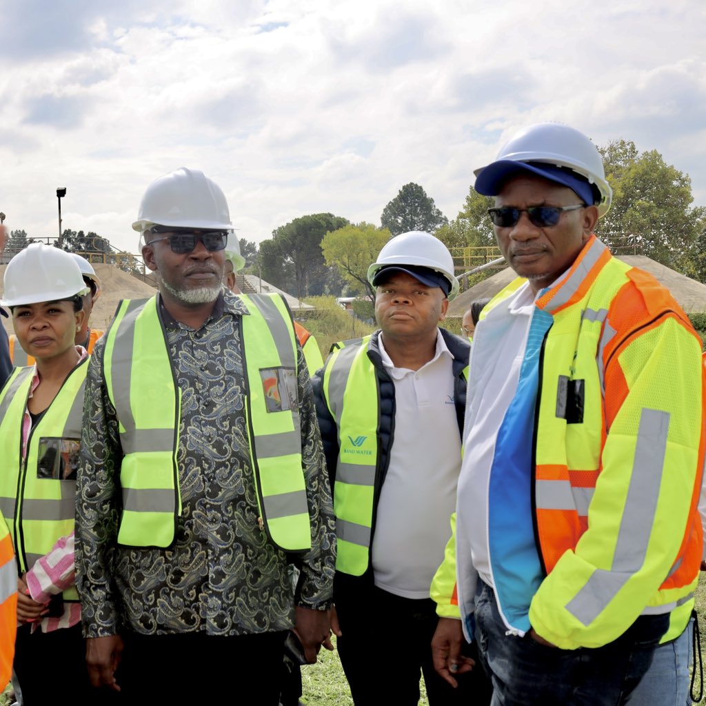 Rand_Water's tweet photo. 2/6
They were welcomed on site by the Chairperson of the Rand Water Board, Mr Ramateu Monyokolo, alongside members of the Board, Ms Zanele Monnakgotla and Ms Lethabo Mashamaite, as well as the Chief Operating Officer, Mr Mahlomola Mehlo, and the operations team. https://t.co/OL8ewzX4Dy