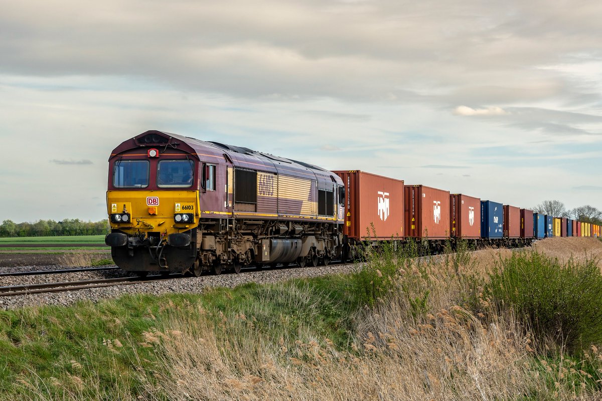 chriss_photos1's tweet image. One the few remaining DB Class 66 in the original EWS livery (but minus the EWS branding), 66103 heads 4E83 Felixstowe North to Masborough across the Fens on 14th April 2026.
#Class66 #UKRailways #RailwayPhotography