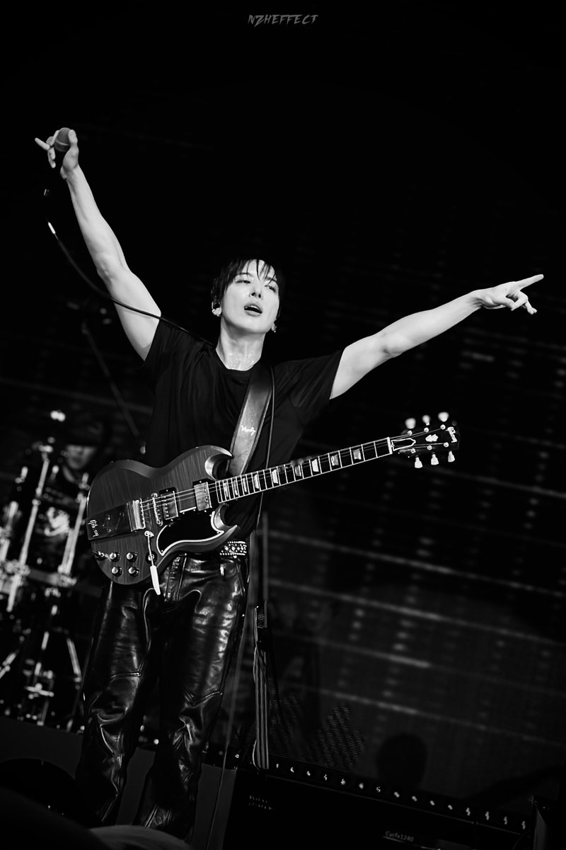 nzheffect's tweet image. YONG LEGEND!!!! 🤩🎸🖤🔥
Pure, unfiltered rockstar energy, sweat glistened, plain black shirt, leather pants, all out—

#3LOGYinKL #정용화 #ShotoniPhone