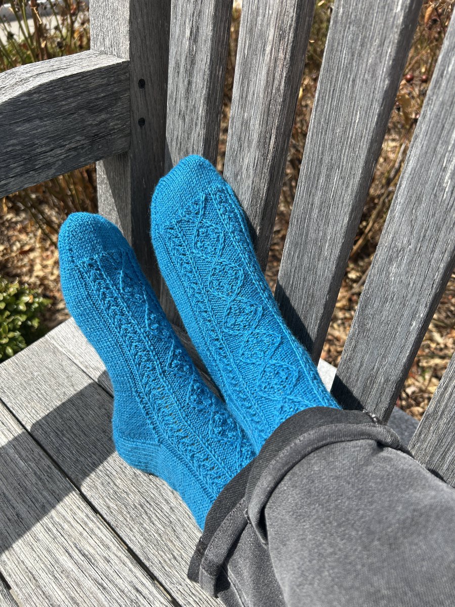 katherineliong's tweet photo. ソックスを完成しました。
パターン: #YuccaKnit さんの #BerriesAndBirdTracksSocks
*すみませんが、カフダウン版に変更して、かかとやつま先を自己流に作りました。
使用糸: WestYorkshireSpinners 4ply 色名 「blueberry bonbon」
この模様はとても綺麗!笑顔で履きますね💙
#手編み #編み物 https://t.co/GQU6f05fkU