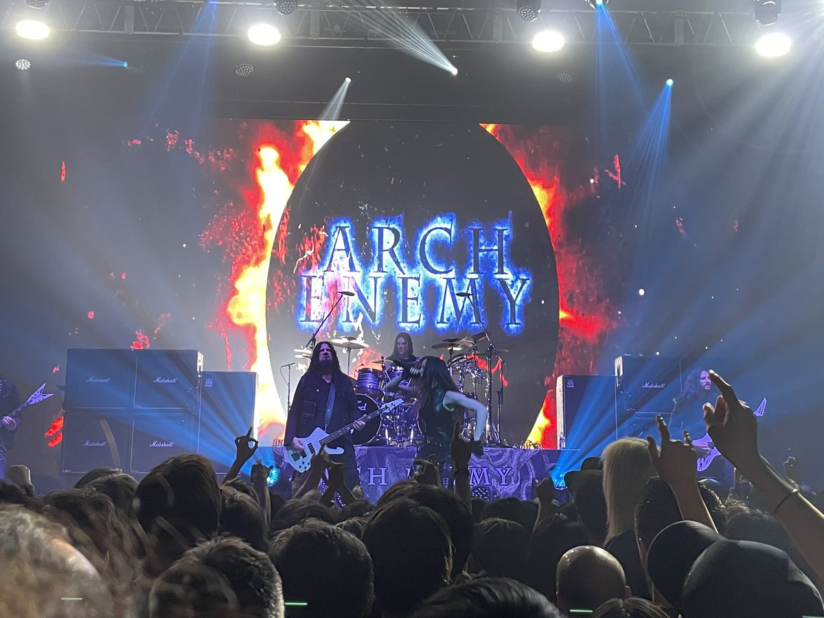 єяі↯ tweet media