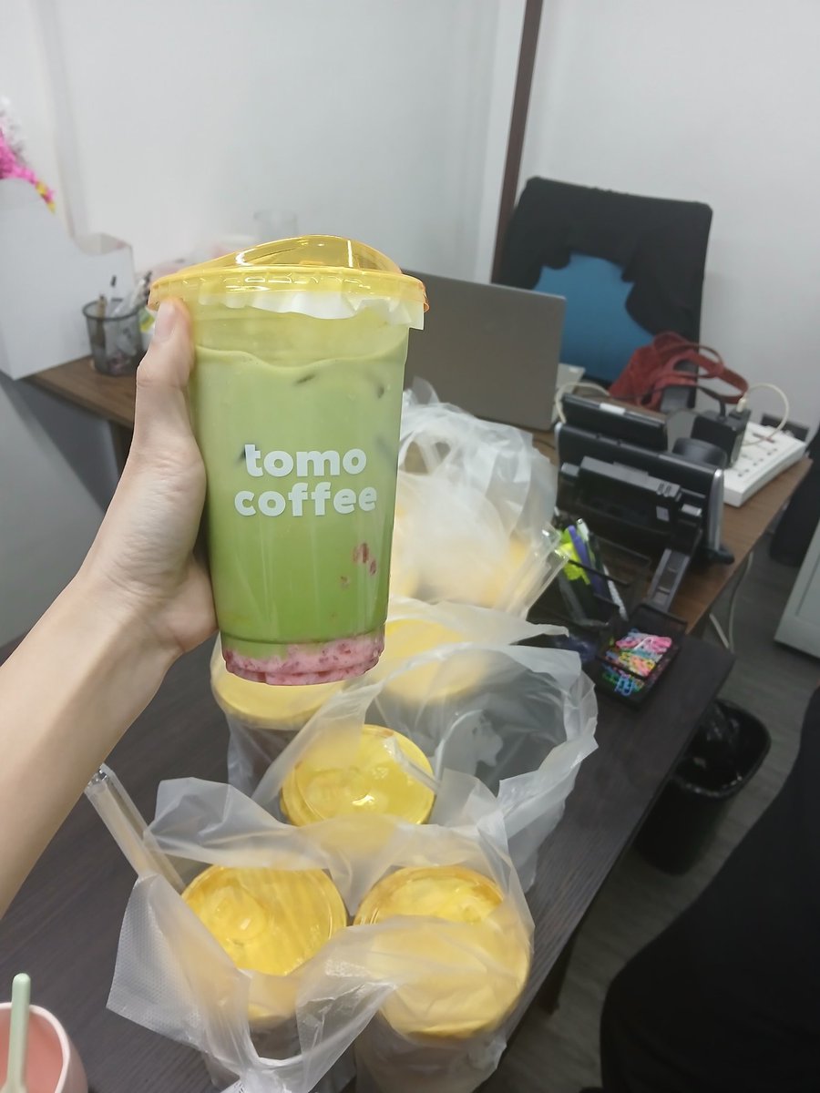spicesashhhh's tweet photo. I TRIED THE HERSHEY'S COOKIES N CREAM MATCHA + NAG DRAGONFRUIT MATCHA LATTE DIN AKO NUNG TANGHALI, I FINISHED THE ICE CREAM TAENA A FEW MOMENTS LATER IM HAVING A TOOTH ACHE😭😭😭SOBRANG SAKIT AND KIROT NG NGIPIN KO RN POTEK😭PERO WORTH IT NAMAN SIGURO😭 https://t.co/pobrdfk8Jn