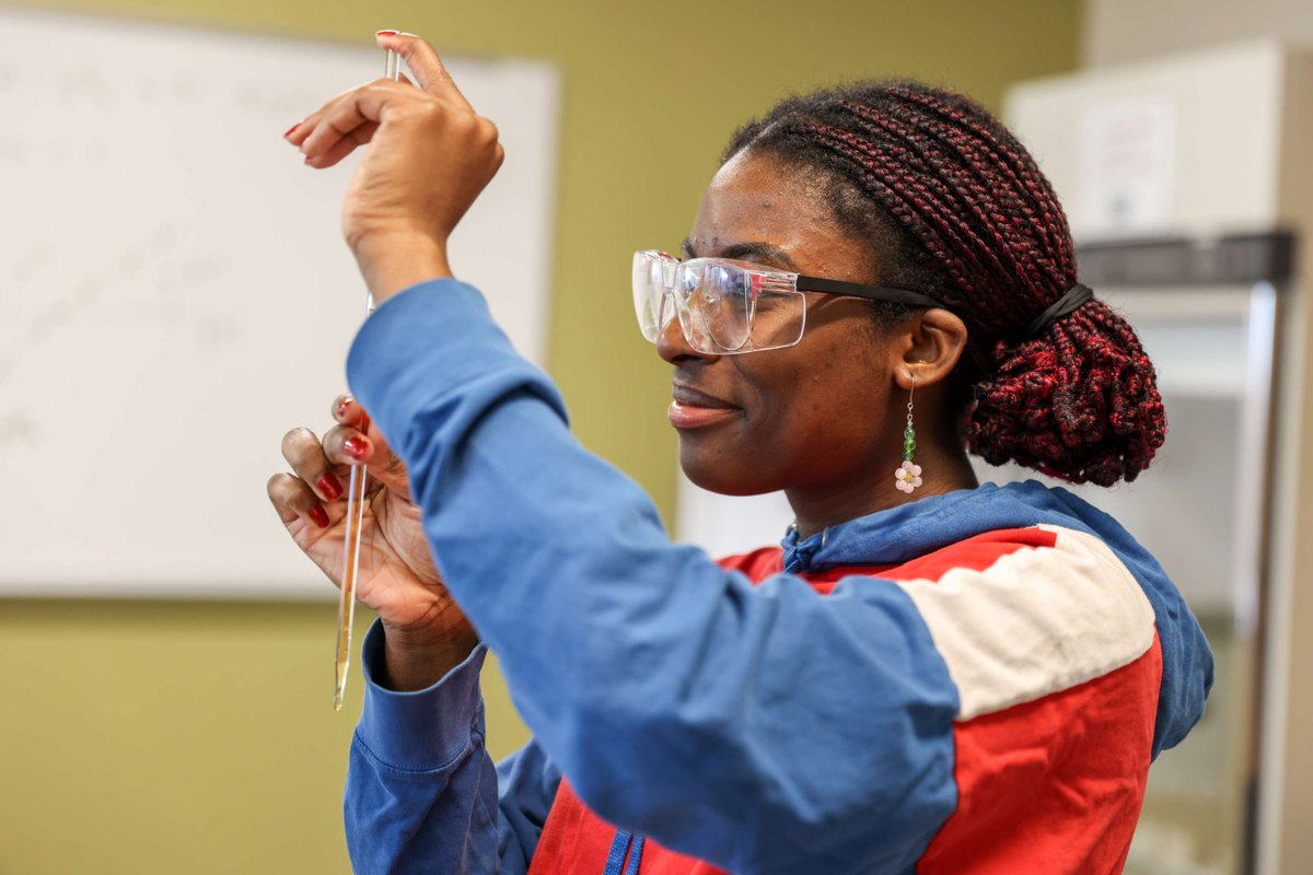 CornellCollege's tweet image. On the Block Plan, students spend the entire block in the lab, running experiments all day, revisiting results, and letting reactions unfold over multiple days! Experience it for yourself and schedule a visit: crnl.co/visit
#CornellCollege #HilltopLife #BlockPlan