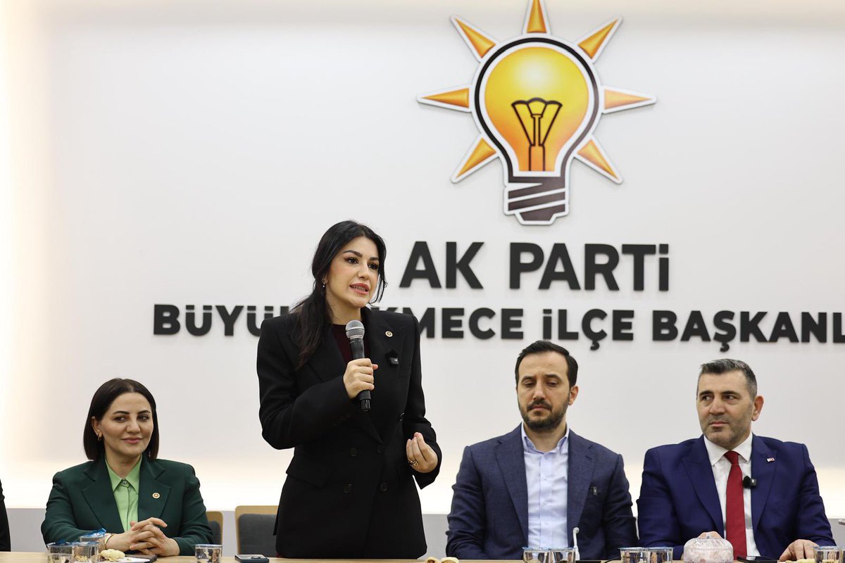 AyanNilhan's tweet photo. 📍Büyükçekmece İlçe Başkanlığı

Kıymetli yol ve dava arkadaşlarımızla bir araya geldik. 
İl Başkanımız Abdullah Özdemir ve İstanbul Milletvekilimiz Şengül Karslı ile birlikte ilçemizdeki çalışmaları değerlendirdik, teşkilatımızla sohbet ettik.

Teşkilatımızın sahadaki emeği ve birlik ruhu, bu davanın en güçlü tarafı. Aynı inançla yolumuza devam edeceğiz..

@Akparti 
@akpartiistanbul 
@abdullahozdemir 
@akbcekmece 
@RYagar 
@akkadinistanbul 
@akgencistanbul 
@avsengulk 
#HerMahallesiyleBüyükçekmece