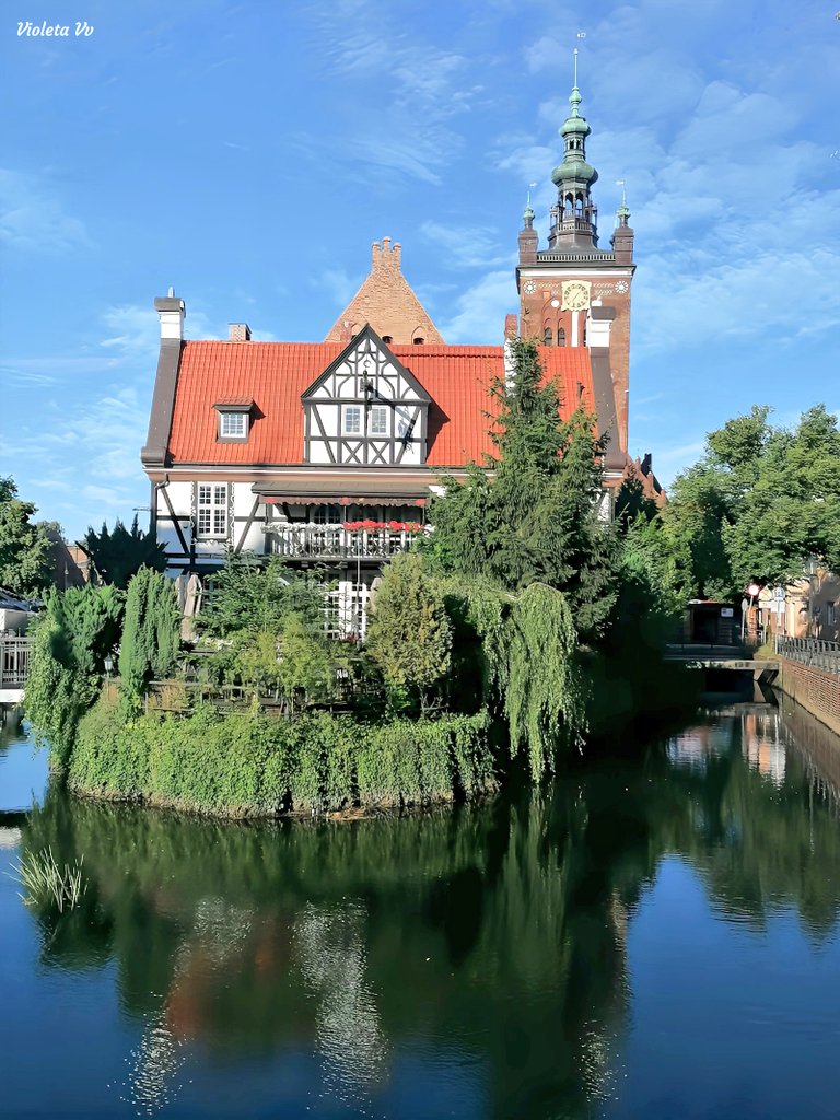 tsEmma15's tweet image. The Miller's House (Millers' Guild) in Gdańsk is located in the Old Town, on a small island. It is a picturesque half-timbered building. The current building is a reconstruction, as the original, dating from 1754, was destroyed at the end of World War II.
#Poland #architecture