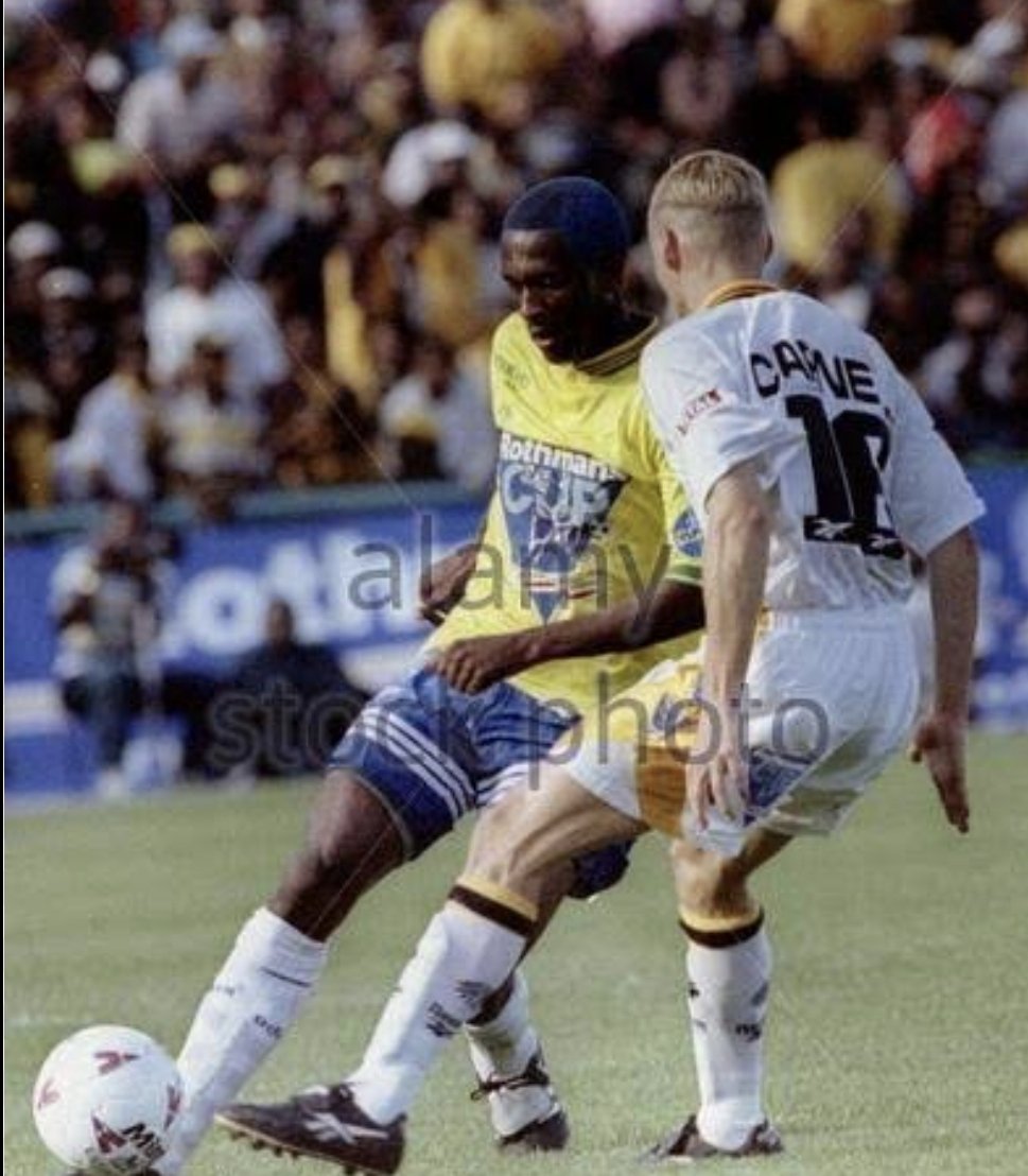 ThabisoMosia's tweet image. It's a #FlashbackFriday on #Radio2000 6-7pm. Tonight we catch up with former Witbank Aces, Sundowns and Tembisa Classic player Sello 'Page'  Mahlangu to reflect on his career and also talk about his current profession.... #GameOn
