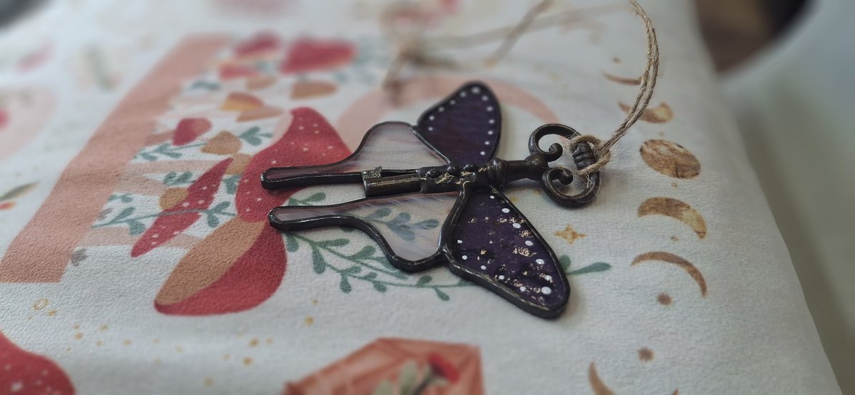 CamArtetVitraux's tweet image. Règlement : Me suivre, RT et like ce post , et me dire en commentaire quel est votre insecte préféré si vous en avez un 🐝🐞

Le tirage au sort aura lieu vendredi 24 avril après 18h ! 

#concours #vitrail #vintagekey #papillon