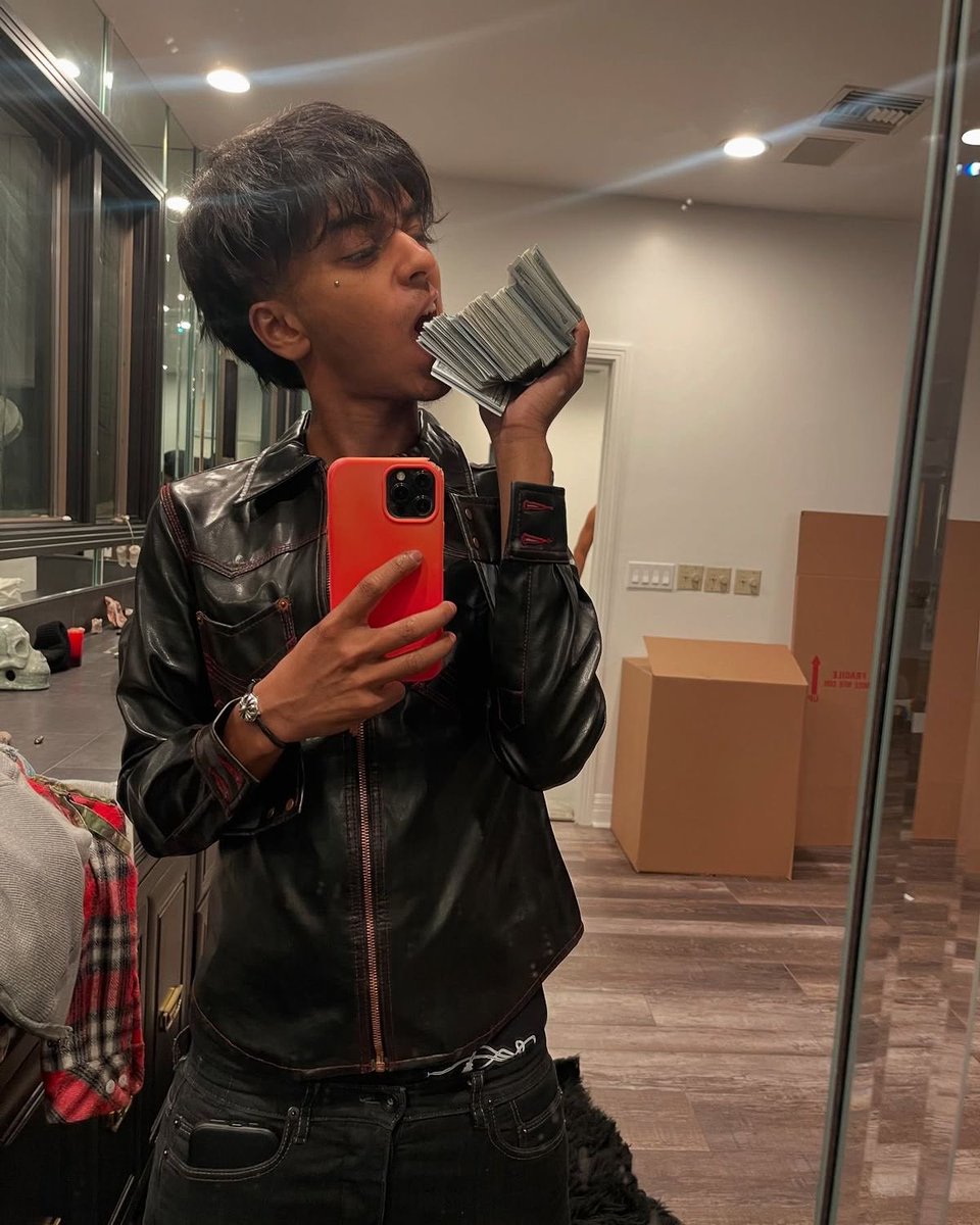 molly water tweet media