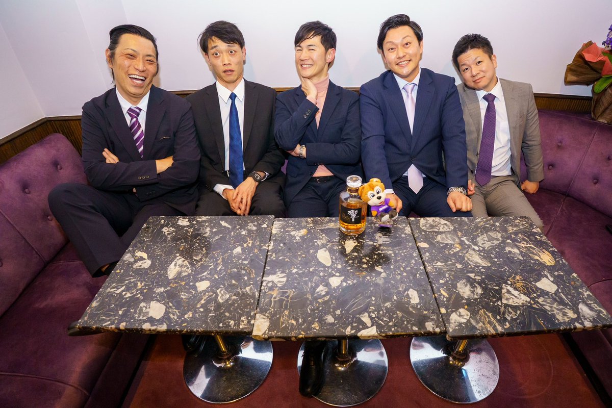 SPshacho's tweet photo. 【石丸さんに対する“本当の違和感”】

2024年東京都知事選で落選後
“石丸伸二＝怖い人”
というイメージが強調されたまま現在に至っていると思います。

しかし最近❗️

Abema『恋愛病院』の出演をきっかけに
その空気が少しずつ変わり始めています。

正直…

2024年の夏
ボランティア警護として���近で接していた私は、世間が見ている“石丸伸二”と、現場で感じていた“石丸さん”のギャップに  
ずっとモヤモヤしていました。

選挙後、何度か石丸さんと同席して飲む機会がありました。

ある日、報道への不満を酒の力を借りて偉そうに本人に口にしたとき

石丸さんは否定も同調もせず
ただ静かに微笑んでいました。

愚痴も、悪口も、一切ありませんでした。

その瞬間、確信しました。

『この人は、すでに覚悟を決めている』

何を言われても全てを背負うと決めている人の表情でした。

“世間が見ているもの”
と
“現場で見ているもの”

警視庁警護課のSP時代も感じておりましたが…

改めてその差は
想像以上に大きいです。

守秘義務は？と思う方もいるかもしれません。

それでも私は、自分の目で見て感じた事実だけを伝えています。

だからこそ言えます…

命がけで人を護る身辺警護という仕事は
“その人の本当の姿”に触れられる最高にカッコいい素敵な仕事です🦸🏻‍♂️

よく聞かれます。

「石丸さんって、どんな人ですか？」

私はいつもこう答えています。

人として好きです。  
近所のお兄ちゃんみたいな人です。

最近、そのイメージに世間が少し近づいてきた気がして少し嬉しくなりポストしました。

おちまい🫡