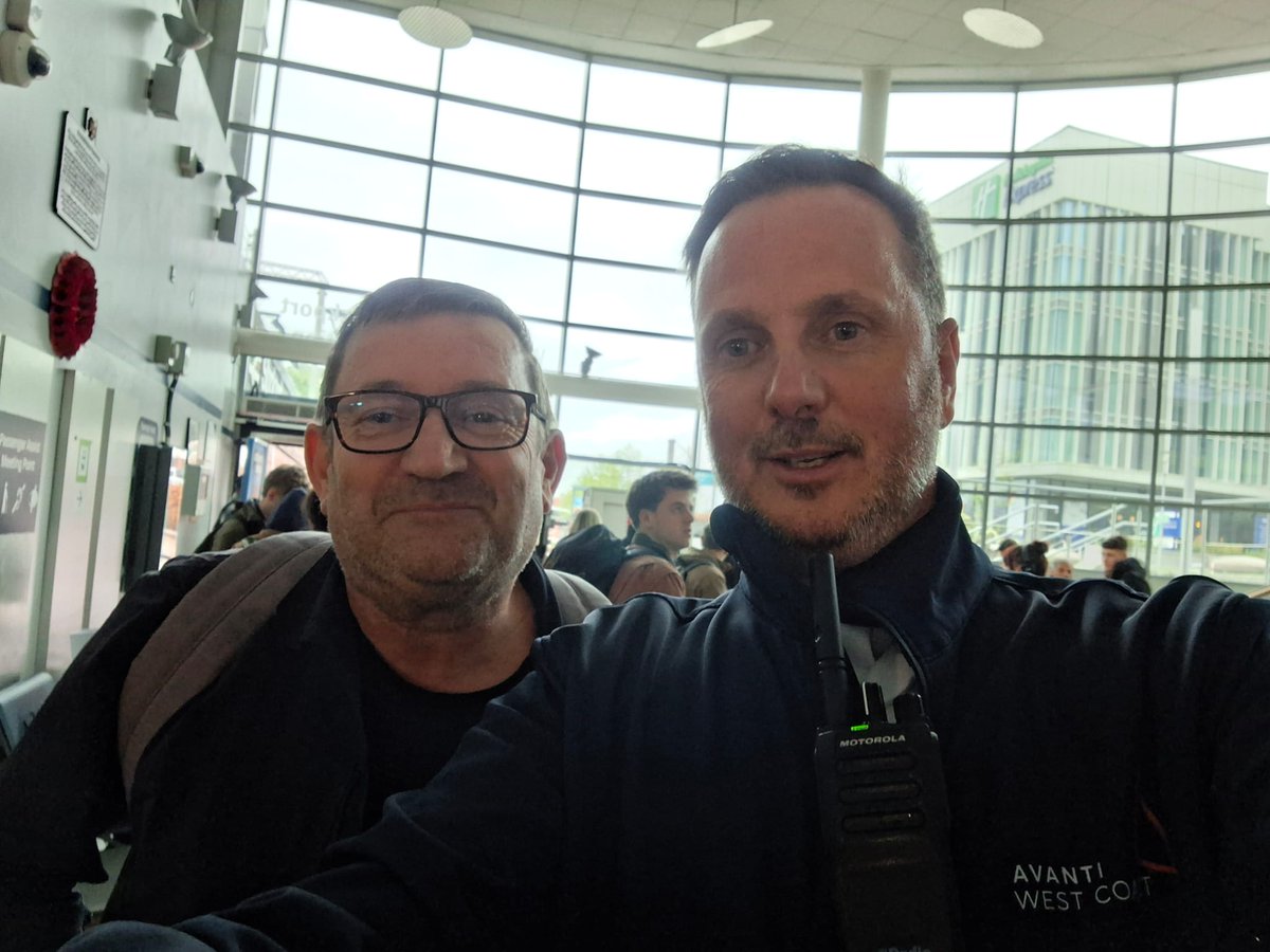 Another busy day at Stockport train station, unfortunately to busy due to the situation at Man Pic . Would loved to have heard him live over the PA! Pleasure to meet you <a href="/PaulHeatonSolo/">Paul Heaton</a> <a href="/AvantiWestCoast/">Avanti West Coast</a>