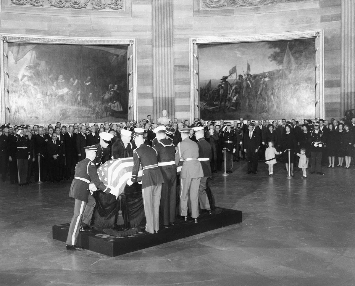 PresidentsVisit's tweet image. John F Kennedy being placed on the Lincoln Catafalque to lie in state in the Capitol Rotunda; Jacqueline and their children are at right ⚰️ 🪦🦅🇺🇸🏛 

Check out “John F Kennedy’s Tomb” for his funeral!  visitingthepresidents.com/2026/04/07/sea…

#JohnFKennedy #Capitol #grave #president