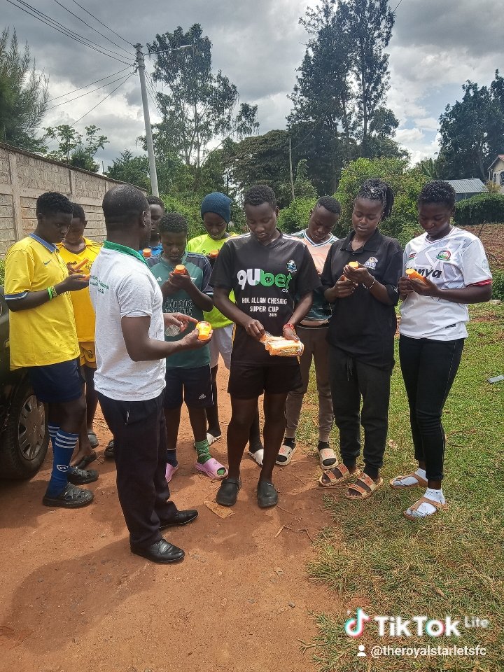 RoyalStarlets's tweet photo. A donation of Alana lotion to the girls by Flame Tree Company.
Thanks to the regional Marketing Officer, Mr. Fredrick aka Freddy https://t.co/8gIWEchrzj