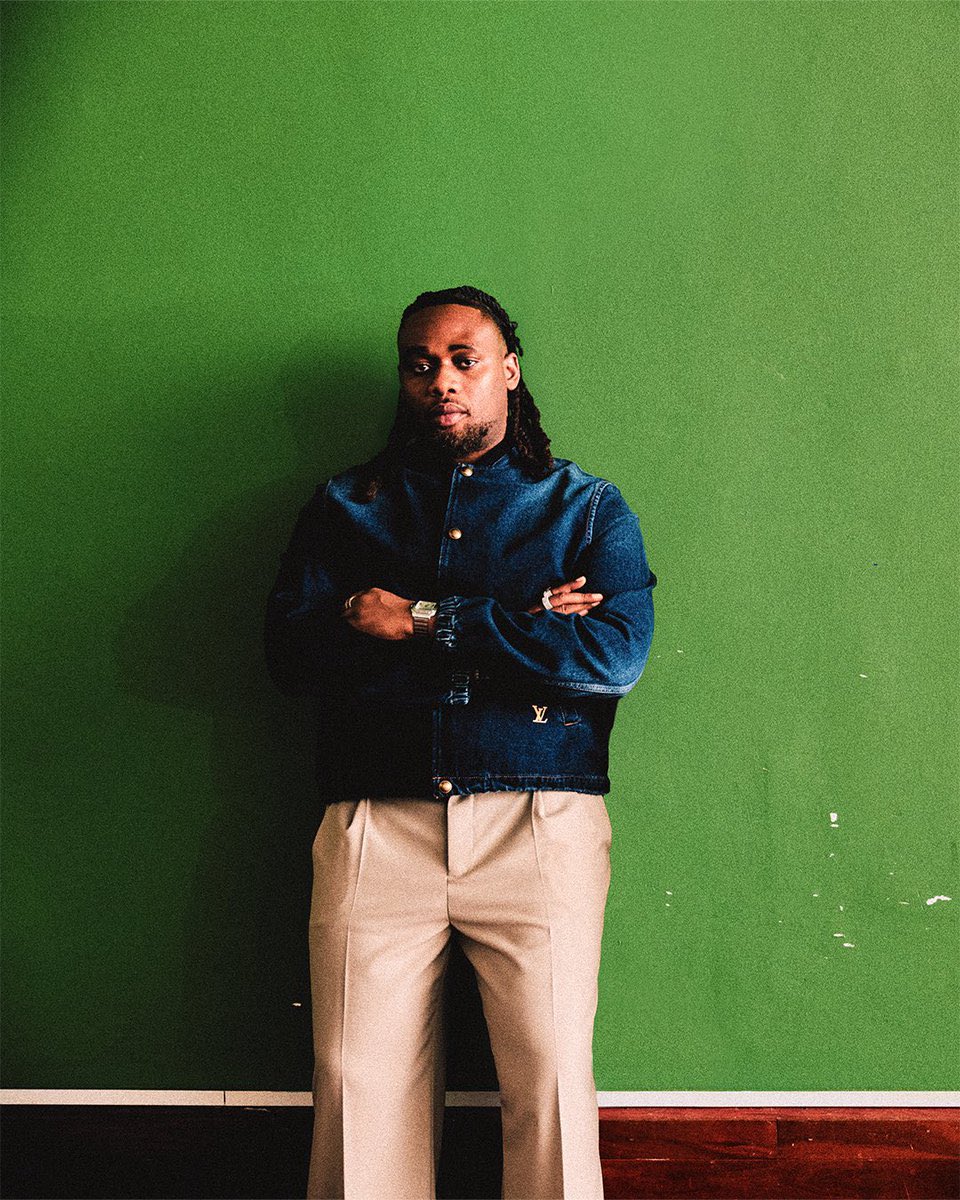 Hey everyoneeeeeee

BNXN dropping Monday 😭🔥  

Make una prepare… we’re about to enter another era 💃