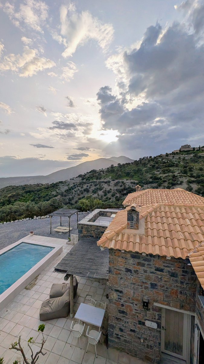 CKTH85's tweet image. Ein absoluter Traum auf #Kreta.
🌤️🌎🏞️⛰️🌊🏊🏻‍♂️🏖️🌴✈️
Unsere letzte Unterkunft.
Schönes Wochenende. 🙋🏻‍♂️