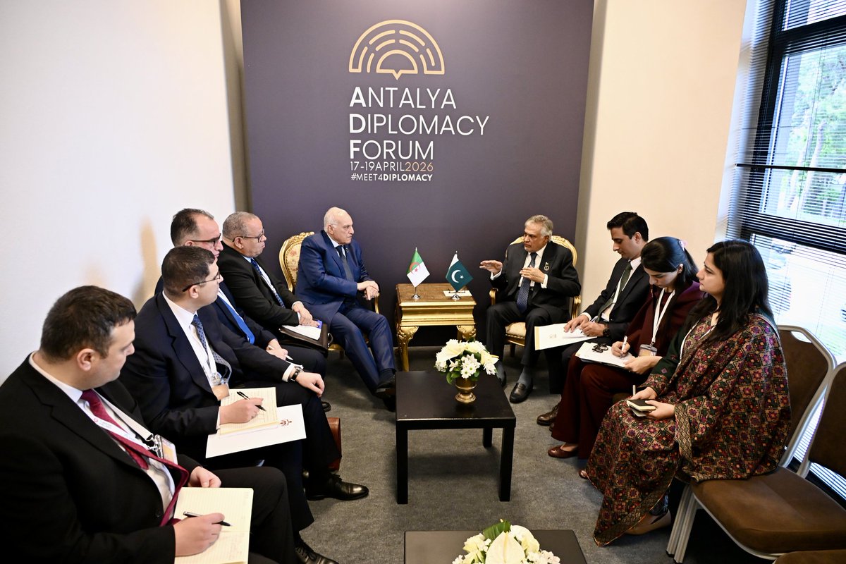 Algeria_MFA's tweet photo. على هامش مشاركته في @AntalyaDF أجرى وزير الدولة، وزير الشؤون الخارجية والجالية الوطنية بالخارج والشؤون الإفريقية، السيّد @AhmedAttaf_Dz اليوم بمدينة أنطاليا، محادثات ثنائية مع نائب رئيس الوزراء ووزير الشؤون الخارجية لجمهورية باكستان الإسلامية الشقيقة، السيّد @MIshaqDar50 
🇩🇿🇵🇰 https://t.co/UDAsB3XGOZ