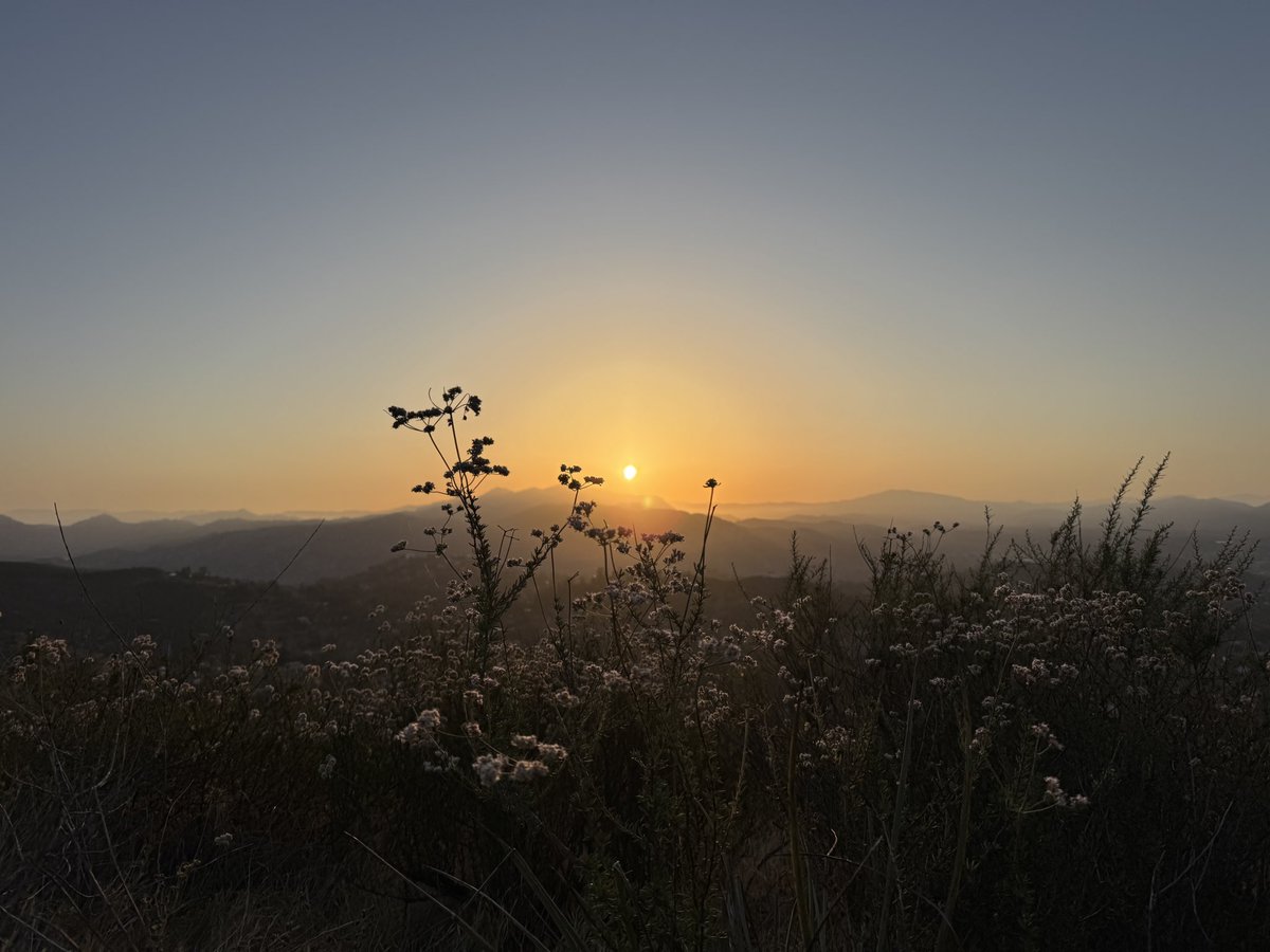 Roman_OT_Empire's tweet image. Fantastic sunrise hike with the lads! #hiking #sunrise #socal #veterans #navy