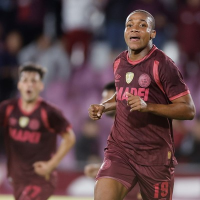 Jueves 16 de Abril.

#Platense hizo historia ganando por primera vez en la Copa Libertadores en el estadio de Peñarol por 2 a 1.

#Lanus ganó su primer partido por la mínima de local, y sigue en barco.