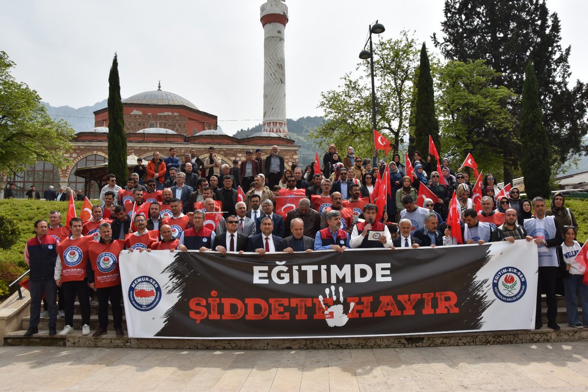 ebsmanisa's tweet photo. Kahramanmaraş Ayser Çalık Ortaokulu'na düzenlenen saldırıda hayatını kaybeden öğretmenimiz ve öğrencilerimiz için Hatuniye Camiinde gıyabi cenaze namazı kılındı.  Gıyabi Cenaze Namazının ardından basın açıklamamızı gerçekleştirdik. 
👇 https://t.co/yCAxC11REq https://t.co/ZDl4hFn7Ev