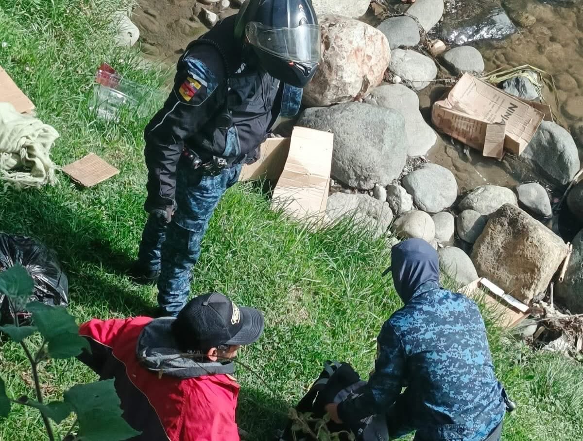 AlcaldiaCuenca1's tweet photo. #Social | @GuardiaCuenca en conjunto con #ProyectoVida, realizó un operativo de control en los puentes de la ciudad.

Durante la intervención, se brindó asistencia a las personas en situación de calle con la opción de trasladarse a una casa de acogida, garantizando su bienestar y seguridad. Asimismo, se procedió a su retiro del lugar, indicándoles que no está permitido pernoctar en espacios públicos.