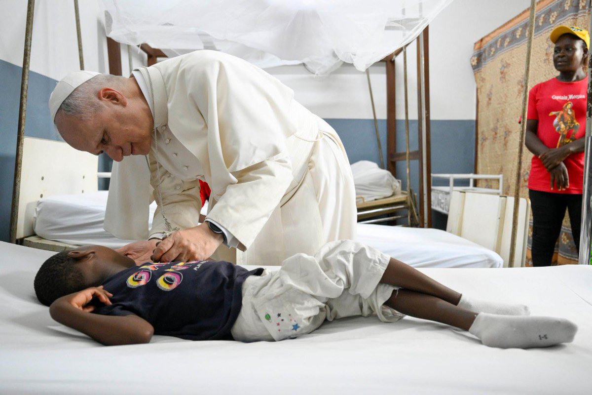 evaenlaradio's tweet photo. Una de esas imágenes que lo dicen TODO
El #Papa en su visita al Hospital de San Pablo en #Duala
#ElPapaenCamerún
📷Vatican Media https://t.co/vSk5iuvxGH