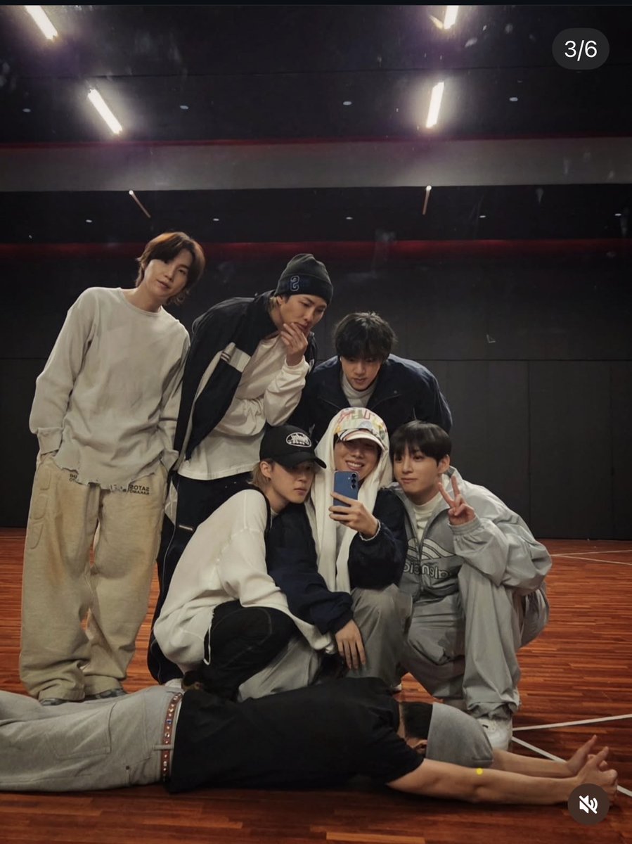 👤: Você tem um papel muito importante no grupo, musical e emocionalmente. Dizem que você mantém o grupo unido, e o RM disse que, de certa forma, você compartilha a liderança dele. É a sua personalidade e o seu talento — você é necessária. Isso chega a ser um fardo?

🐿️: Eu não