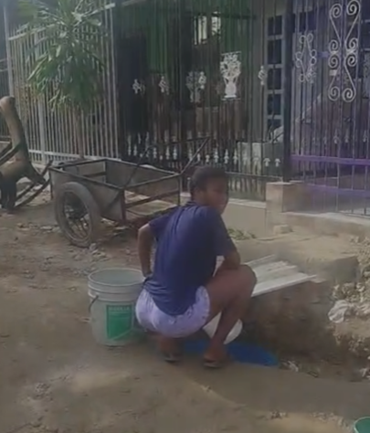 ReiManjarrez's tweet photo. En un sector de fredonia y de Villacorelca, no tienen agua potable en sus viviendas, las mujeres son las que mas lo sufren. no es problema de ahora, pero si la ciudad se endeuda con un billon y medio, resolvamos este tema, es un derecho fundamental. @DefensoriaCol @PersoneriaCtg https://t.co/pgtXdAN8Fg