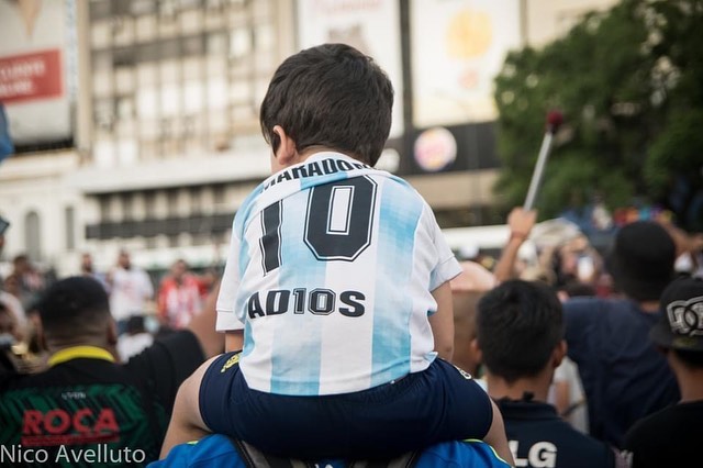 elmaradoni's tweet photo. 2020 | خروج مئات الآلاف من جميع فئات شعب #الارجنتين إلى الشارع للتعبير عن حزنهم بوفاة دييغو ارماندو مارادونا رمز الجماهير الأول https://t.co/RzAL3UCMaz