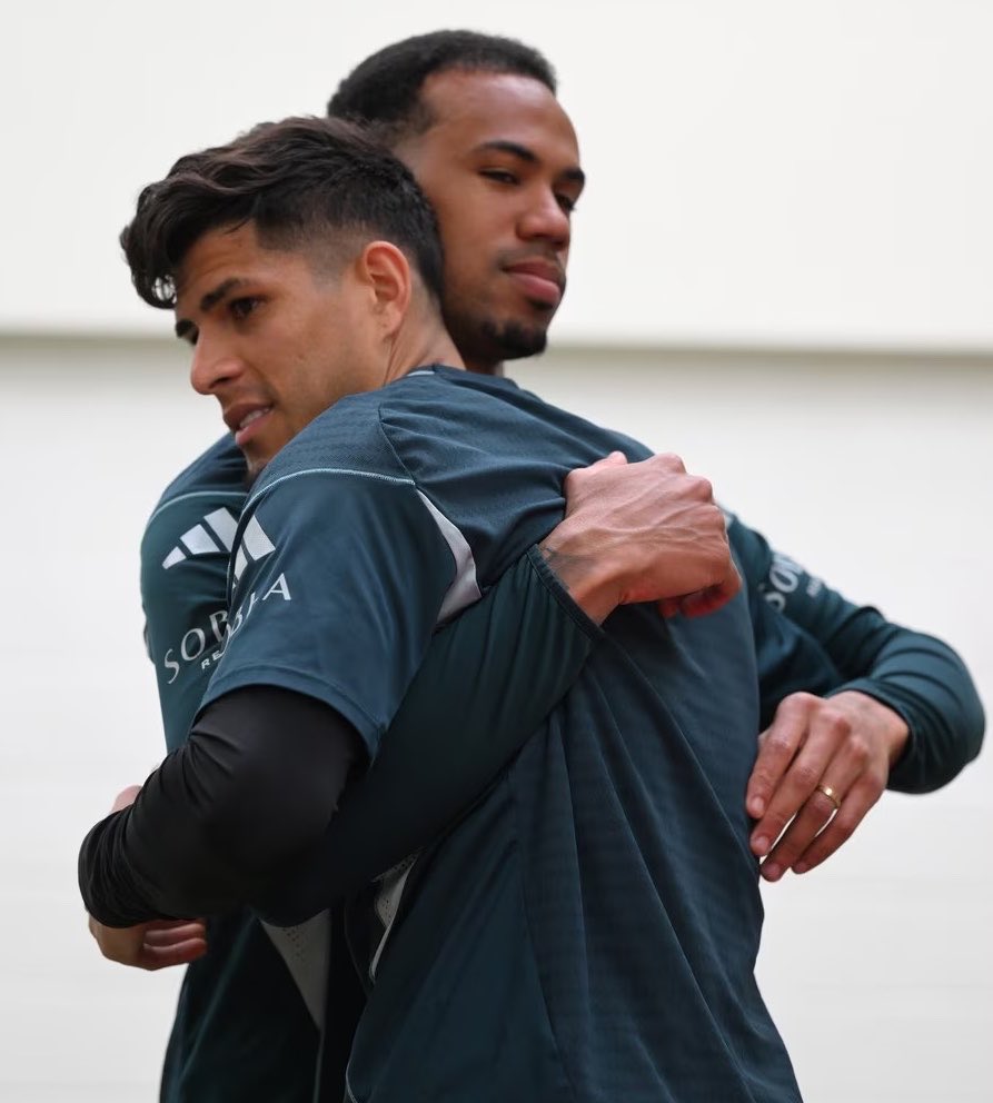 ArsenalBuzzCom's tweet image. 📸| Hincapie 🤗 Gabriel #afc