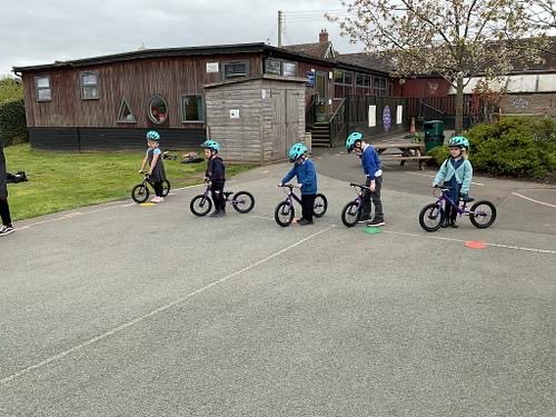 StottesdonCofE's tweet image. Reception and nursery students enjoying and benefitting from Bikeability balance bike sessions.
#Bikeability #EarlyYears #Reception #Nursery #ActiveLearning #EYFS #LearningThroughPlay 🚴‍♀️🚴‍♂️