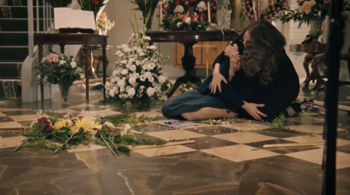 Yo no me imaginaba que esta escena que llevamos esperando 4 meses fuese prácticamente la mejor escena que he visto en la serie desde que empezó. Siempre esperé algo sosegado y con un escenario rutinario y no este… intenso, bello y teatral hasta doler. Qué maravilla.