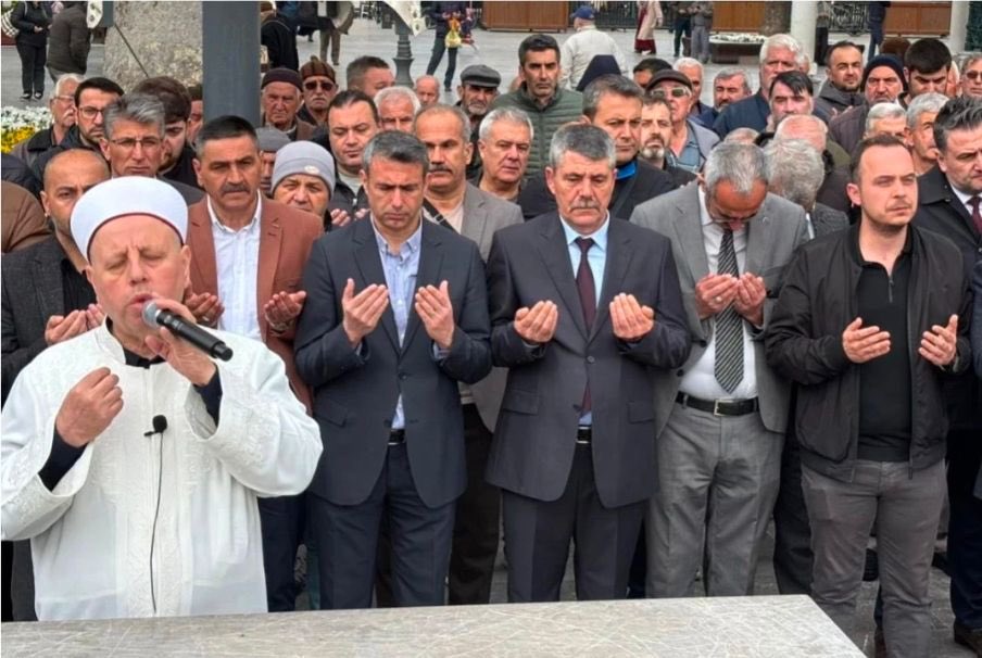 BalTurkav's tweet photo. Eğitim Şehitlerimizi Dualarla Andık
TÜRKAV Balıkesir Şubesi olarak, Türk Eğitim Sen Balıkesir Şubelerimiz tarafından tertiplenen programda Şanlıurfa ve Kahramanmaraş’ta meydana gelen elim hadiselerde hayatını kaybeden öğretmenlerimiz ve öğrencilerimiz için bir araya geldik. https://t.co/7KDGnb7hwS