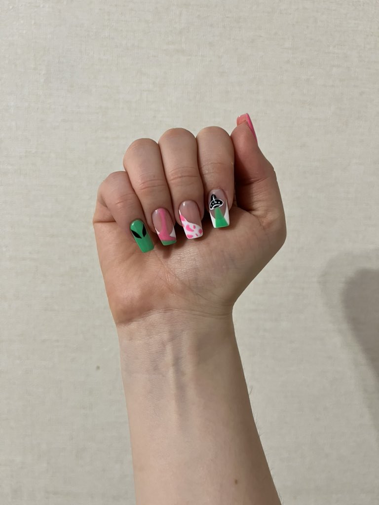 katerina/•᷅•᷄\੭ tweet media