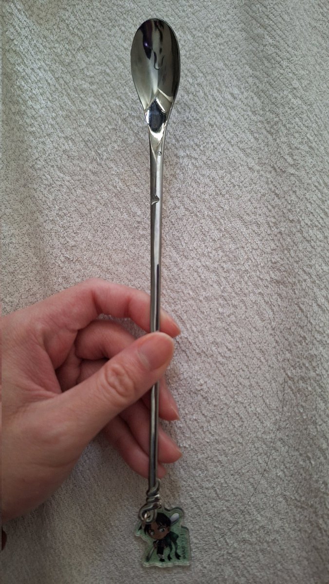 kai_chizuru's tweet photo. This parfait spoon I won in an Ichibankuji in Toronto was supposed to be a chili oil spoon. It is now the spoon used to feed baby food to my old mouse https://t.co/RF9DQuMv7F