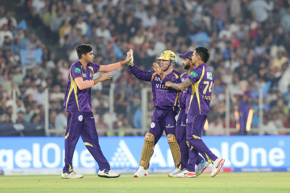 IPL's tweet image. Sunil Narine puts breaks on #GT’s brisk start 👊

But Captain Shubman Gill going strong at the other end 🙌

@gujarat_titans 71/1 after 6 overs in the chase 

Updates ▶️ bit.ly/TATAIPL-2026-25

#TATAIPL | #KhelBindaas | #GTvKKR