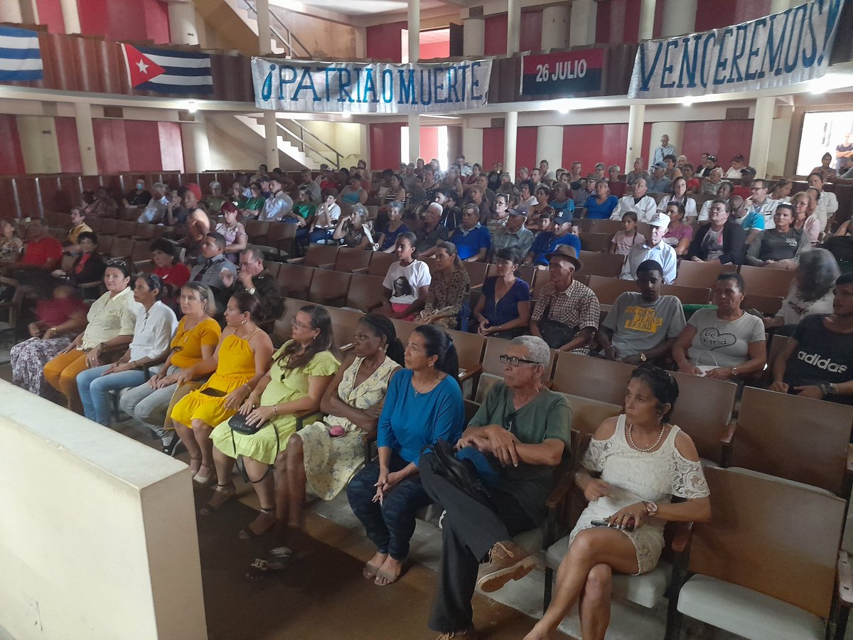 Entre arte y tradición, Camajuaní conmemoró la fundación del Partido, el Día del Miliciano y el carácter socialista de la Revolución, ratificando la fuerza de un pueblo unido en defensa de sus conquistas.🇨🇺✊
#CubaEstáFirme
#VillaClaraConTodos