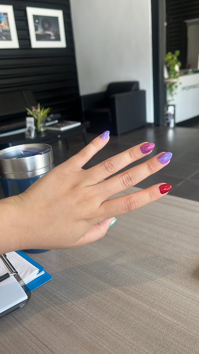 Mis uñas quedaron demasiado bonitas como para trabajar hoy