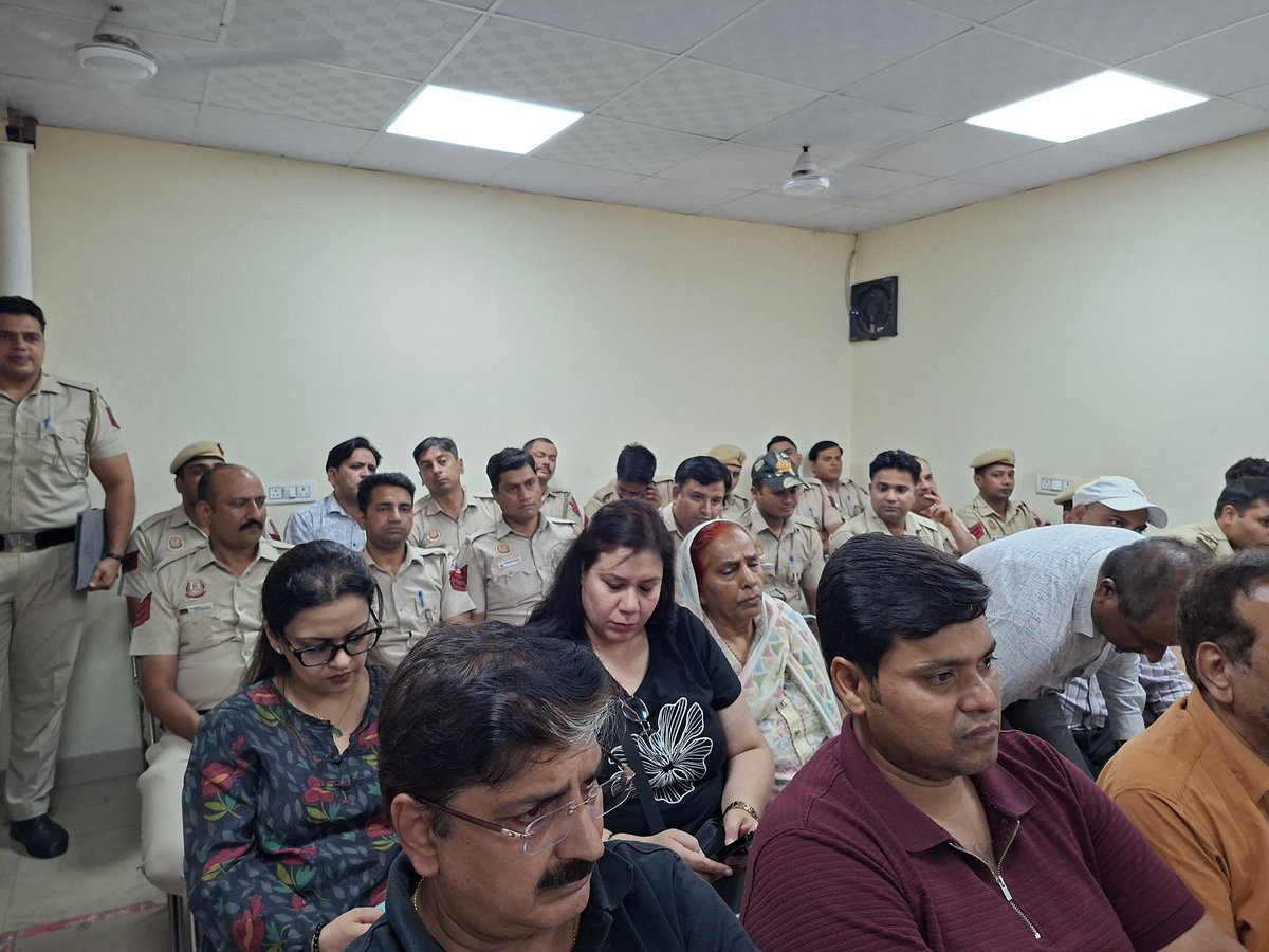 SanjeevaroraIPS's tweet image. #WorldHealthDay  से प्रारम्भ @ISanjeevni  का अभियान स्वस्थ Heart आज पुलिस स्टेशन  N.S.P. पर किया गया। थानाध्यक्ष तेजपाल सिह समेत क्षेत्र की RWA के पदाधिकारी थाना स्टाफ उपस्थित रहे। 
इस मौके पर #heartattack से बचाव के लिए जागरूक करते हुए #firstaid उपचार सोर्बिट्रेट बांटे