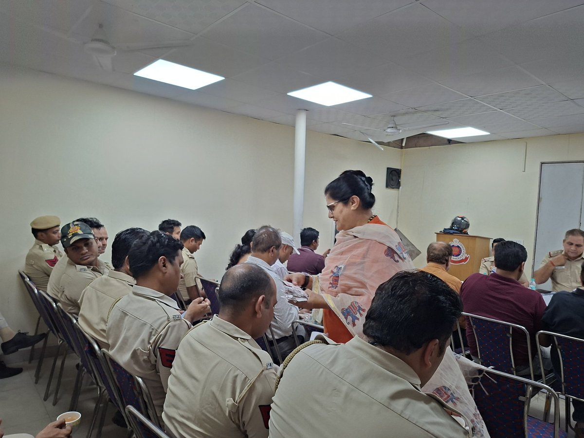 SanjeevaroraIPS's tweet image. #WorldHealthDay  से प्रारम्भ @ISanjeevni  का अभियान स्वस्थ Heart आज पुलिस स्टेशन  N.S.P. पर किया गया। थानाध्यक्ष तेजपाल सिह समेत क्षेत्र की RWA के पदाधिकारी थाना स्टाफ उपस्थित रहे। 
इस मौके पर #heartattack से बचाव के लिए जागरूक करते हुए #firstaid उपचार सोर्बिट्रेट बांटे