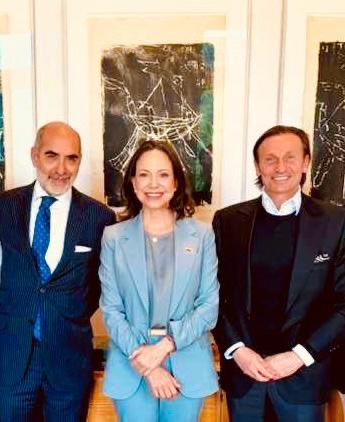 Ángel Mas y David Hatchwell, cofundadores de ACOM, mantuvieron hoy un cálido y productivo encuentro con María Corina Machado <a href="/MariaCorinaYA/">María Corina Machado</a>, Premio Nobel de la Paz 2025 y vicepresidenta legítima de Venezuela.

La conversación, entre aliados comprometidos con la libertad y los
