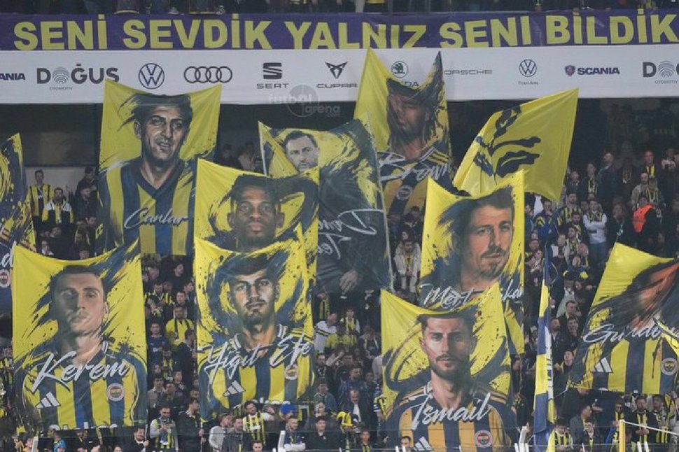 HonoreDeBerke's tweet photo. Futbolcularımızın resimleri bayraklarda inanılmaz bir atmosfer var Kadıköy’de.. https://t.co/OUd9TDiVGP