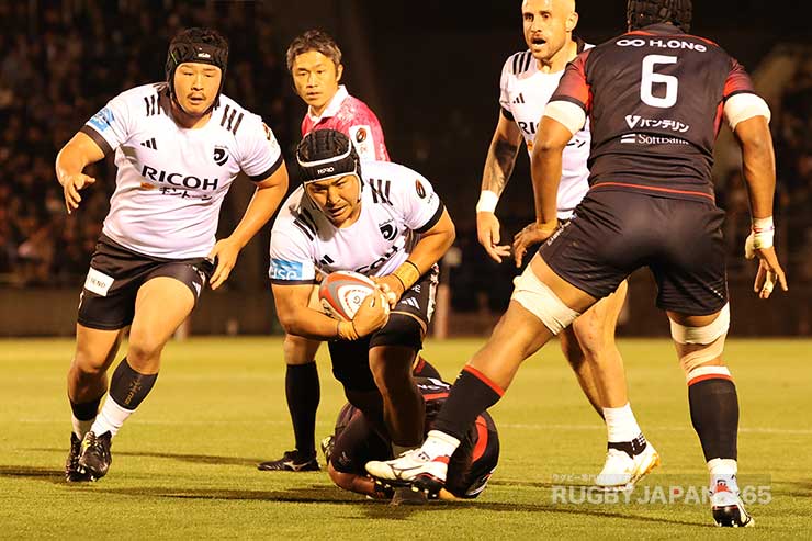rugjpn365's tweet photo. リーグワンが再開。残り4節、各チームともに負けられない試合が続く。
BR東京が三重Hに49-5で大勝！8トライでBP獲得。
松橋周平選手のクラブ通算100キャップ達成のメモリアルマッチに華を添えました✨ プレーオフ���出へ大きく前進！試合詳細と監督・選手コメントはこちら👇

https://t.co/7orFmOqpQ7

#リーグワン #リコーブラックラムズ東京 #松橋周平